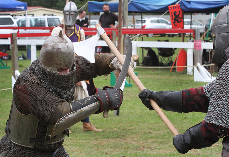 Medieval Market : Swords and Armour : Medieval Fighting : Levin : New Zealand : Richard Moore : Journalist : Photographer :